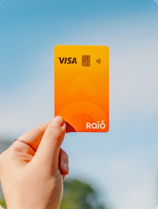 Mão segurando o cartão Raiô Visa